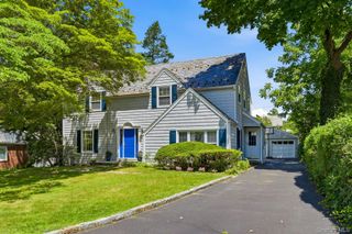 17 Monfort Road, Port Washington, NY 11050