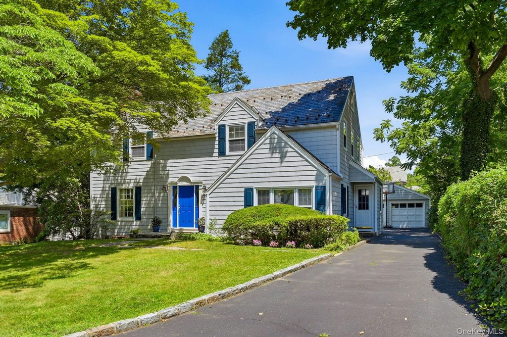 17 Monfort Road, Port Washington, NY 11050