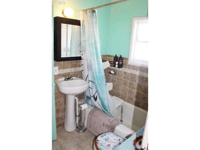 212 CONCORD St, Helix, OR 97835