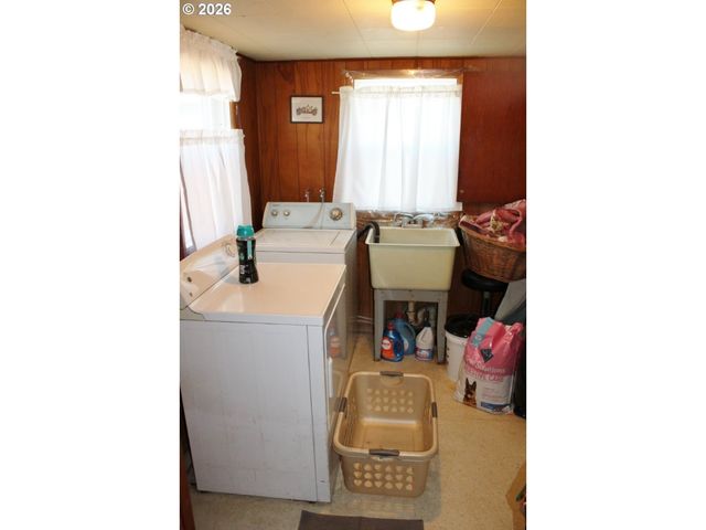 212 CONCORD St, Helix, OR 97835