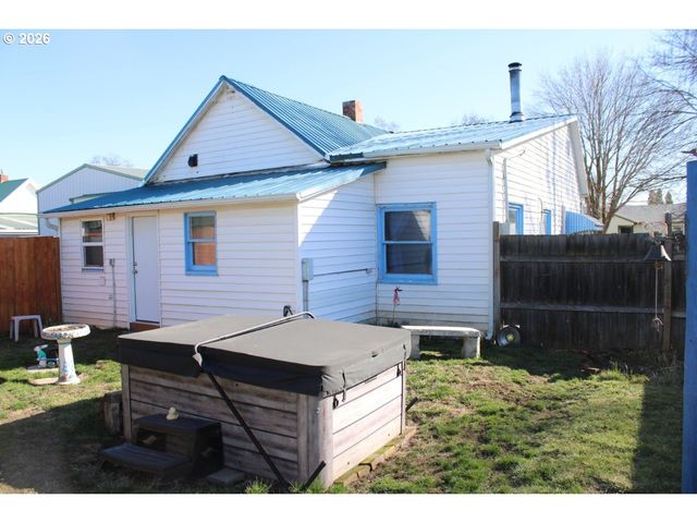 212 CONCORD St, Helix, OR 97835