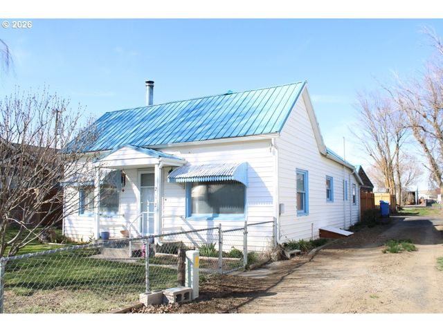 212 CONCORD St, Helix, OR 97835