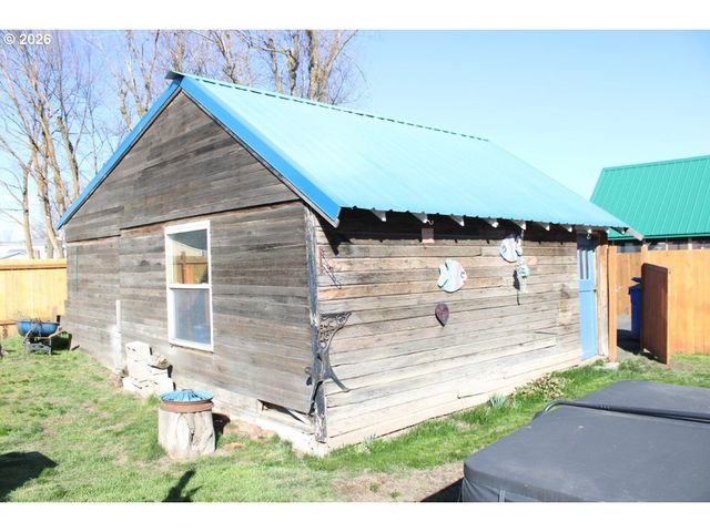 212 CONCORD St, Helix, OR 97835