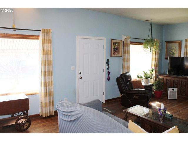 212 CONCORD St, Helix, OR 97835