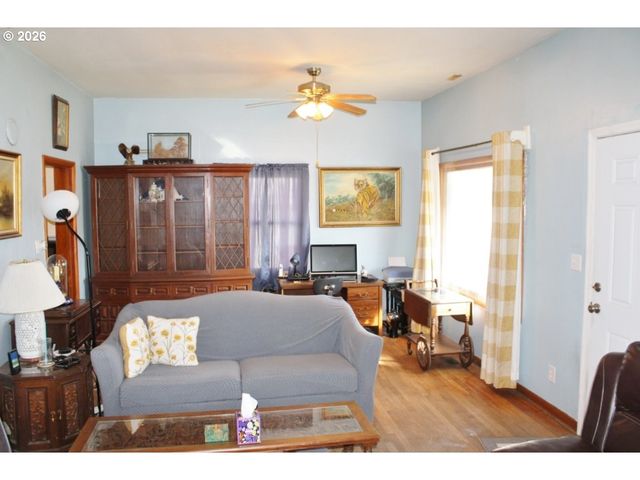 212 CONCORD St, Helix, OR 97835