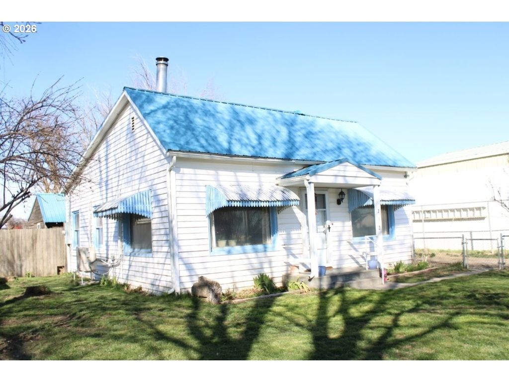 212 CONCORD St, Helix, OR 97835