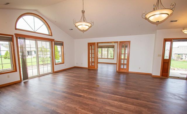 W197N17085 Stonewall DRIVE, Jackson, WI 53037
