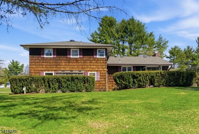 3 Manor Dr, Andover Twp., NJ 07860