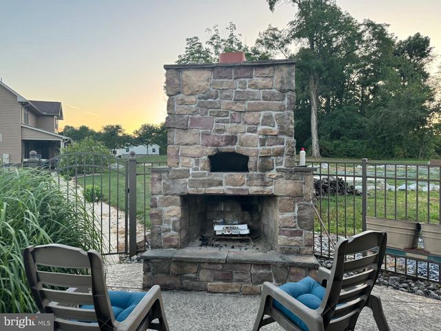 7736 CHAMBERS HILL RD, Harrisburg, PA 17111