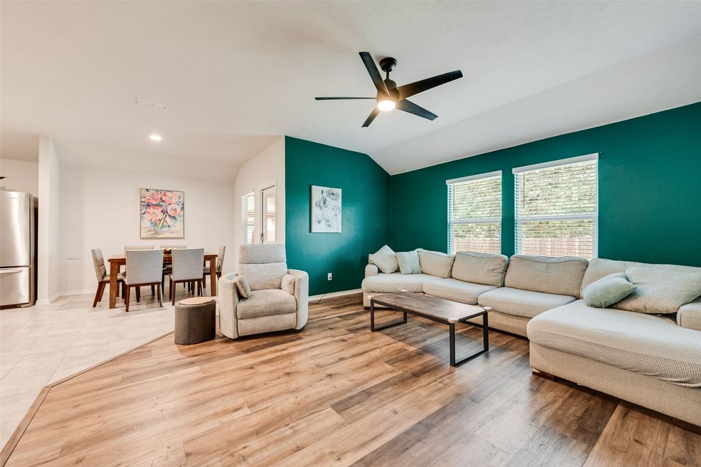 540 Bronze Circle E, Springtown, TX 76082 — photo 2