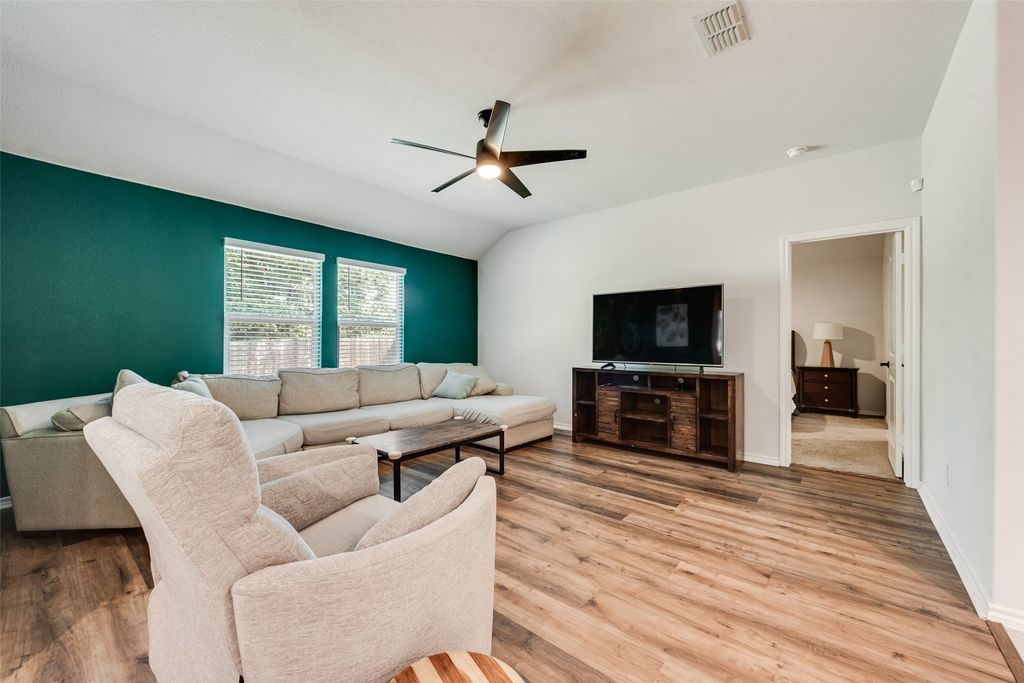 540 Bronze Circle E, Springtown, TX 76082 — photo 3