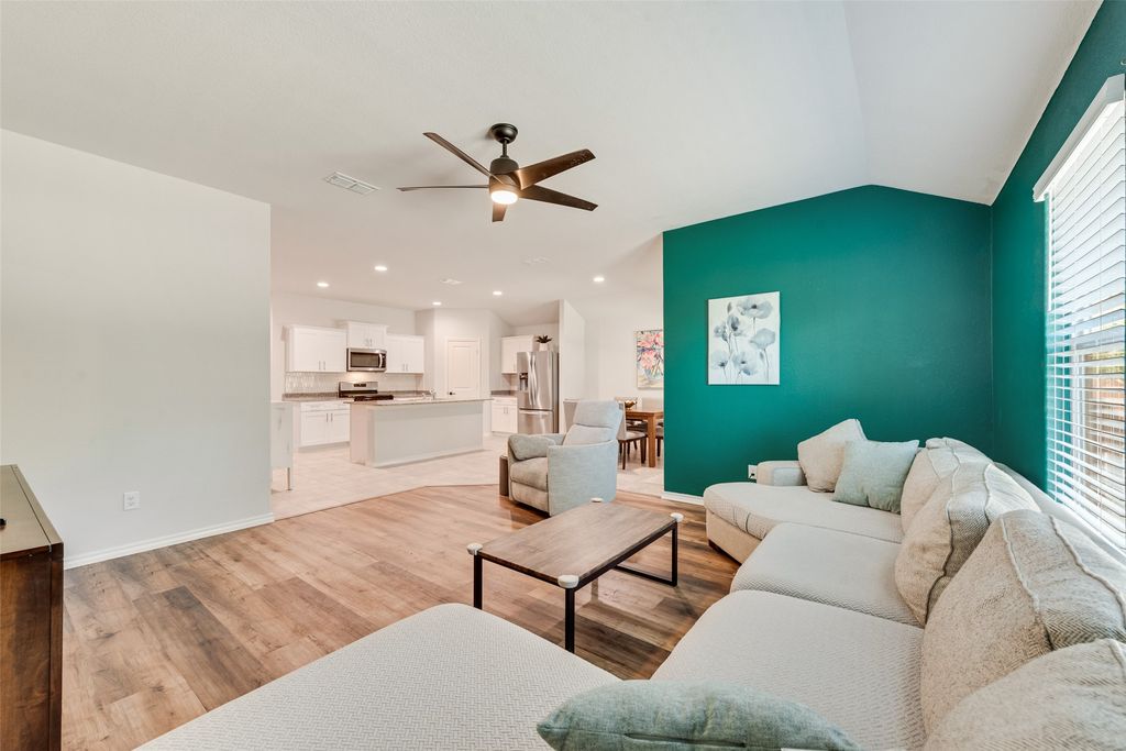 540 Bronze Circle E, Springtown, TX 76082 — photo 4