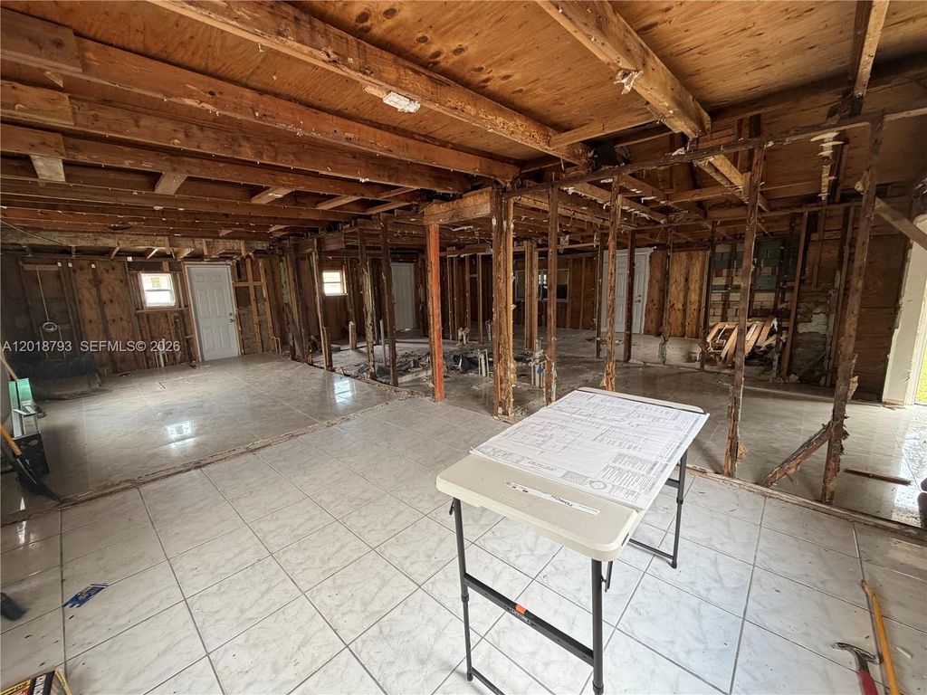 Image 3 of property listing at 2760 NW 11th Ct, Fort Lauderdale, FL 33311