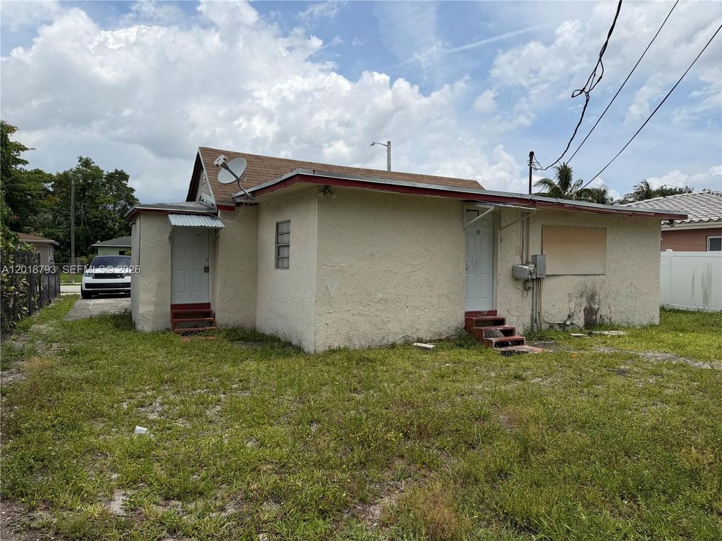 Image 4 of property listing at 2760 NW 11th Ct, Fort Lauderdale, FL 33311