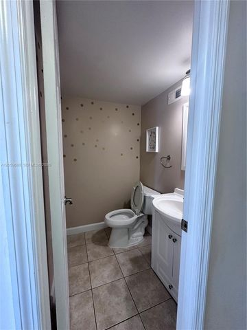 137 Golden Isles Dr 512, Hallandale Beach, FL 33009