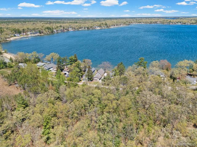 1434 Lake Drive, Grant Township, MI 48748