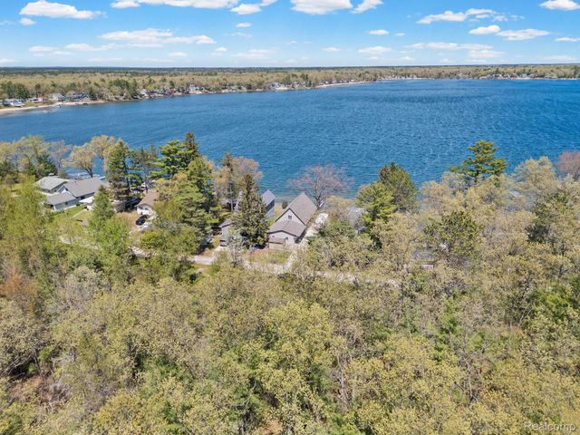 1434 Lake Drive, Grant Township, MI 48748