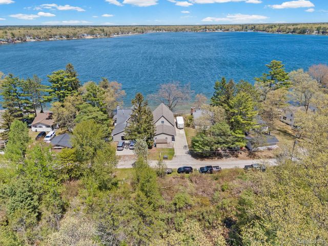 1434 Lake Drive, Grant Township, MI 48748