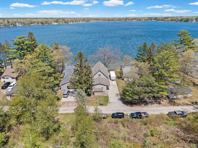 1434 Lake Drive, Grant Township, MI 48748