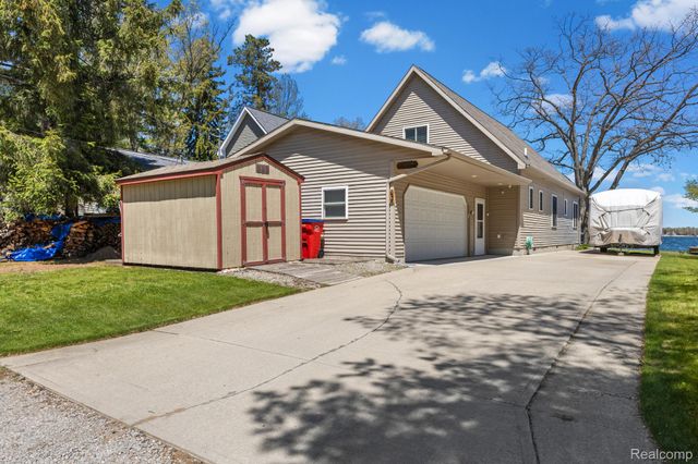 1434 Lake Drive, Grant Township, MI 48748