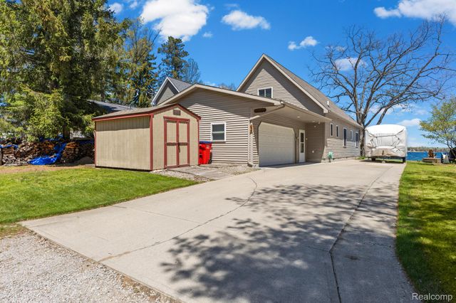 1434 Lake Drive, Grant Township, MI 48748