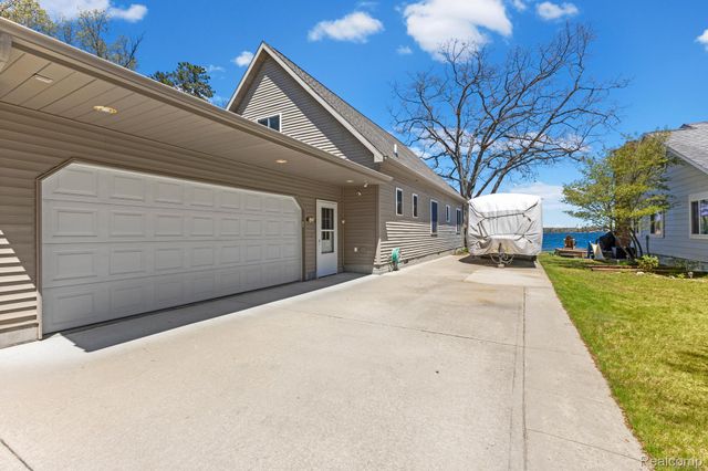 1434 Lake Drive, Grant Township, MI 48748