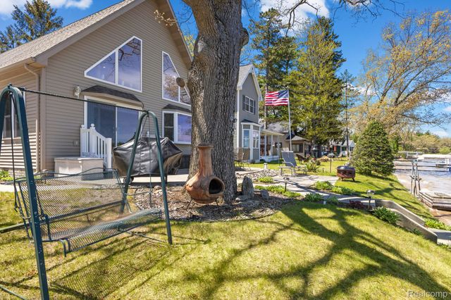 1434 Lake Drive, Grant Township, MI 48748