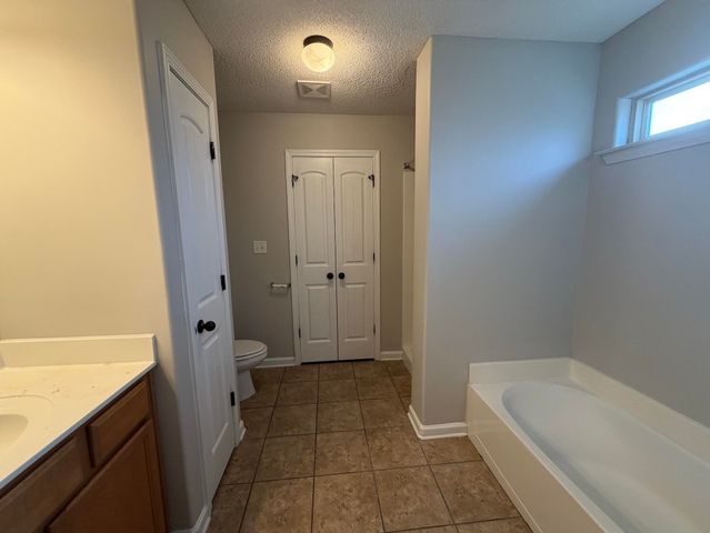 8712 EDNEY RIDGE DR, Memphis, TN 38016