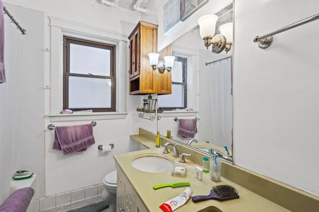 6835 N Wolcott Avenue, Chicago, IL 60626