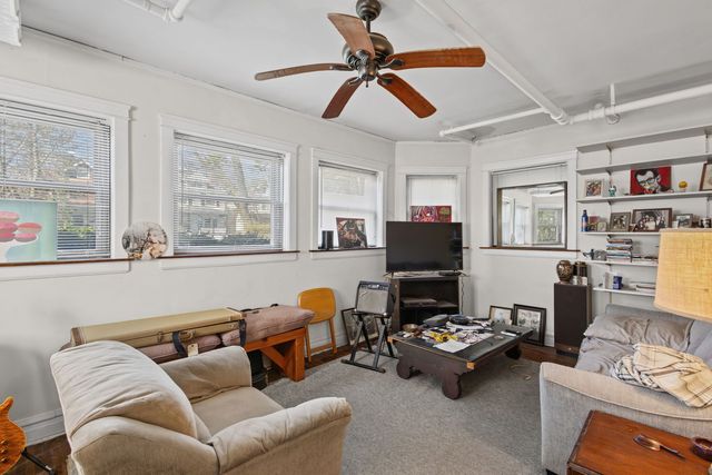 6835 N Wolcott Avenue, Chicago, IL 60626