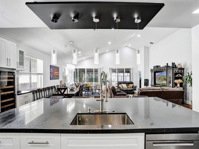 1525 W Lacosta Dr W, Pembroke Pines, FL 33027