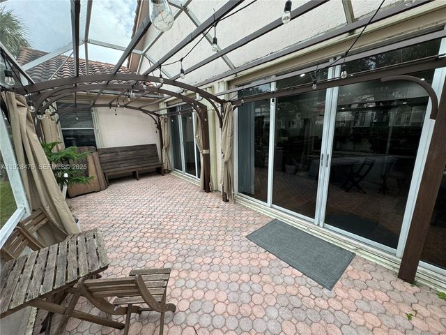 1525 W Lacosta Dr W, Pembroke Pines, FL 33027