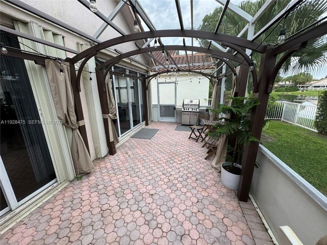 1525 W Lacosta Dr W, Pembroke Pines, FL 33027