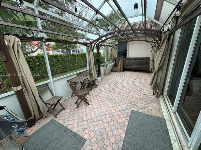 1525 W Lacosta Dr W, Pembroke Pines, FL 33027