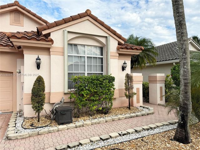 1525 W Lacosta Dr W, Pembroke Pines, FL 33027