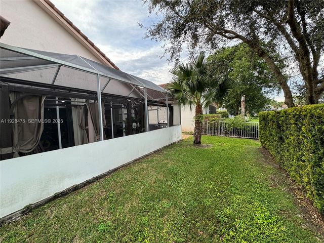 1525 W Lacosta Dr W, Pembroke Pines, FL 33027