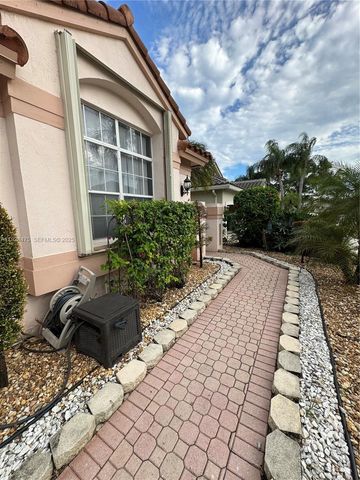1525 W Lacosta Dr W, Pembroke Pines, FL 33027