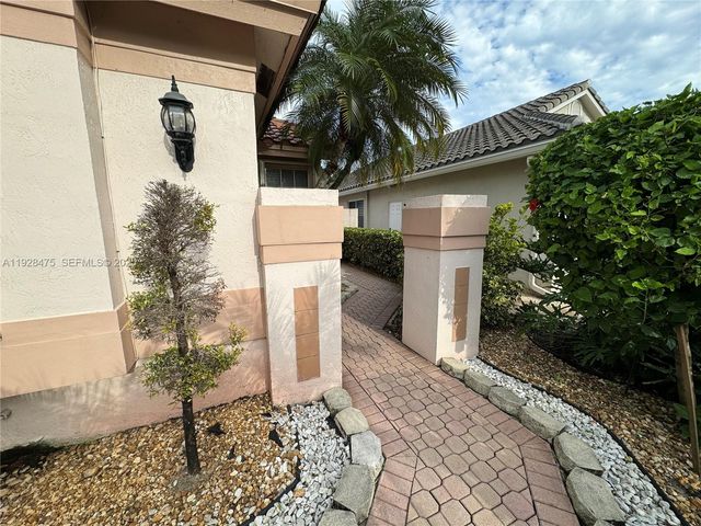 1525 W Lacosta Dr W, Pembroke Pines, FL 33027