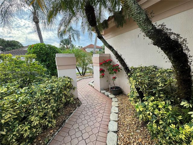 1525 W Lacosta Dr W, Pembroke Pines, FL 33027