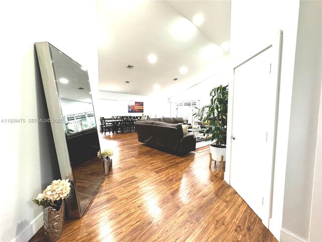 1525 W Lacosta Dr W, Pembroke Pines, FL 33027