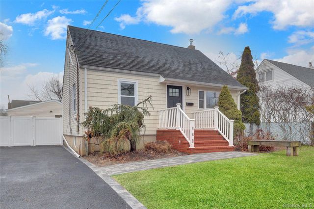 449 N Indiana Avenue, Lindenhurst, NY 11757