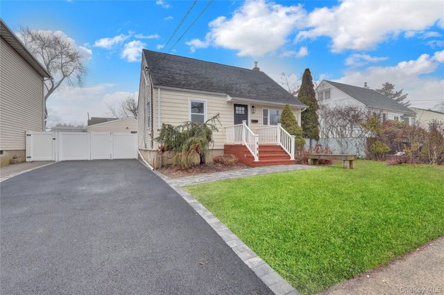 449 N Indiana Avenue, Lindenhurst, NY 11757