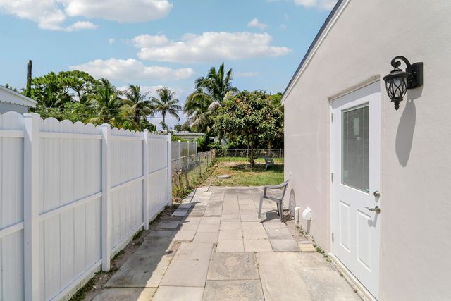 4785 Clinton Boulevard, Lake Worth, FL 33463