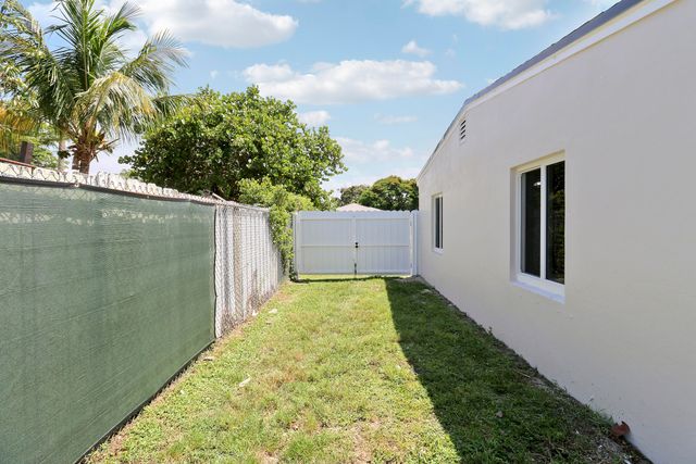 4785 Clinton Boulevard, Lake Worth, FL 33463