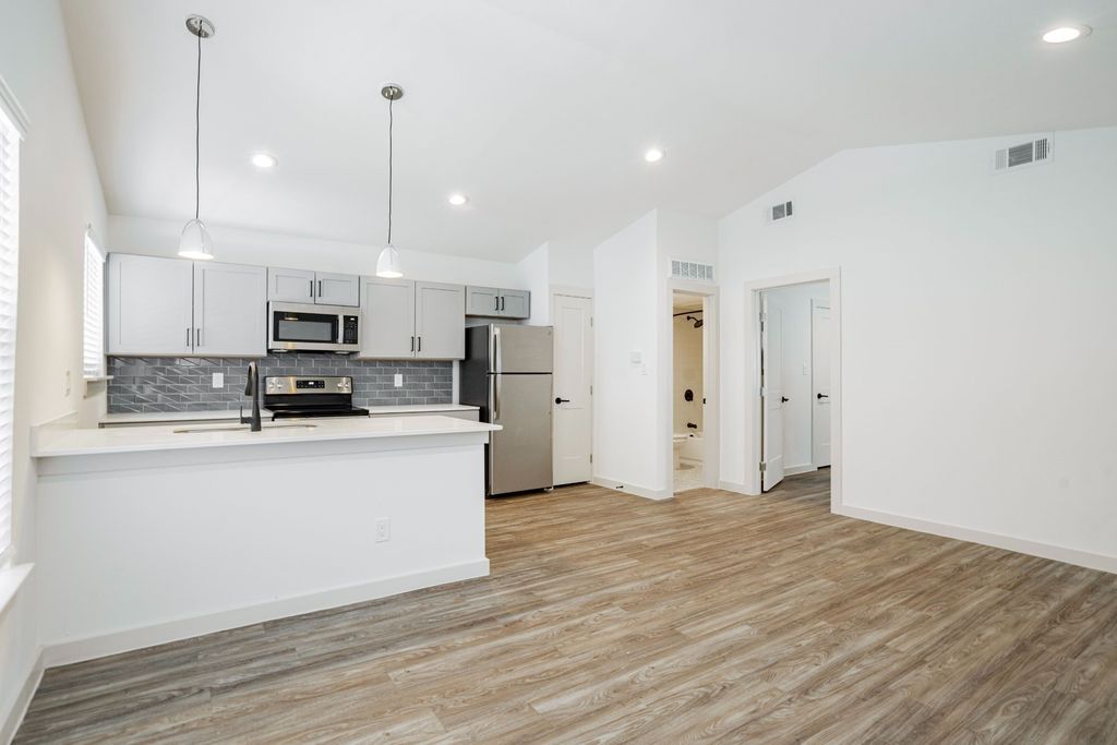 523 N Ewing Avenue 102, Dallas, TX 75203