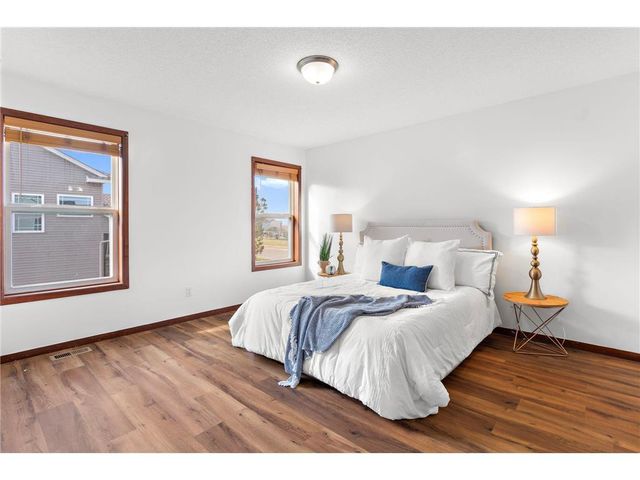 526 Hackney Avenue, Shakopee, MN 55379