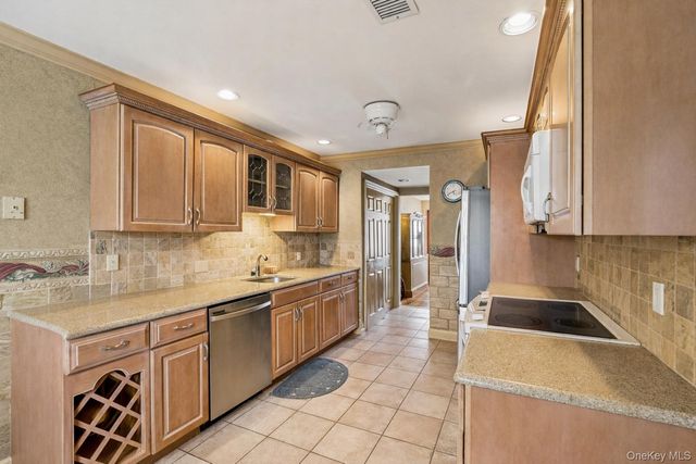 157 Hidden Ponds Circle, Smithtown, NY 11787