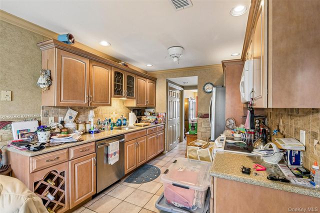 157 Hidden Ponds Circle, Smithtown, NY 11787