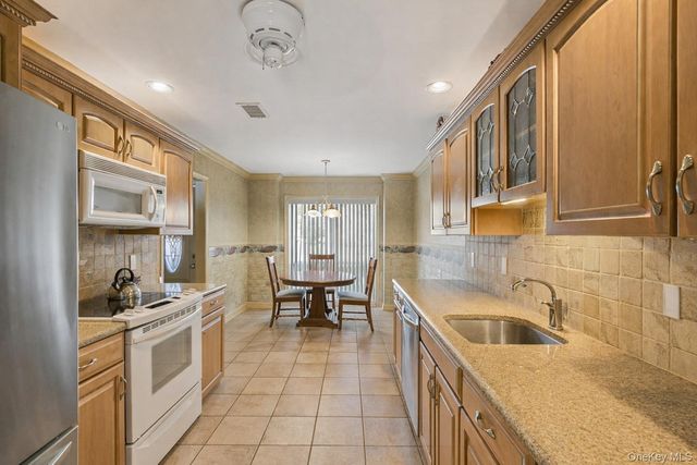 157 Hidden Ponds Circle, Smithtown, NY 11787