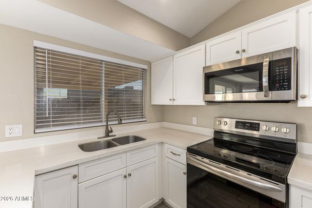 8057 W DREYFUS Drive, Peoria, AZ 85381